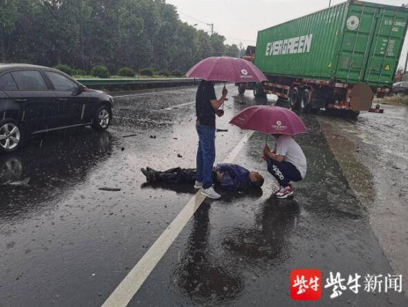 丁哲|途经车祸现场，刑警变身“打伞哥”和“交警”