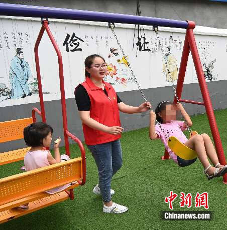 四川遂宁“童伴妈妈”：用关爱为留守儿童点亮心灵的“灯”