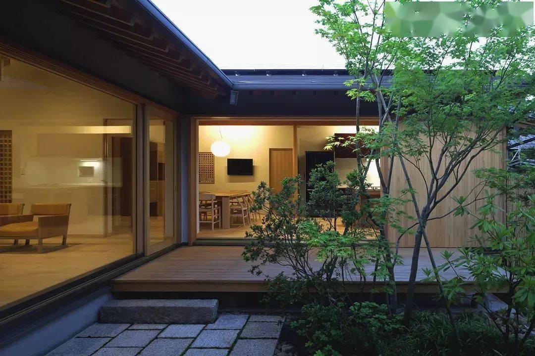形成别致惬意的日式居住空间,设计理念是用当地材料打造与自然和当地