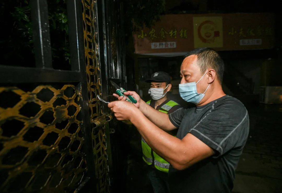 小区|今天凌晨，武汉这些社区掐点拆除隔档围栏！居民出入不再扫码