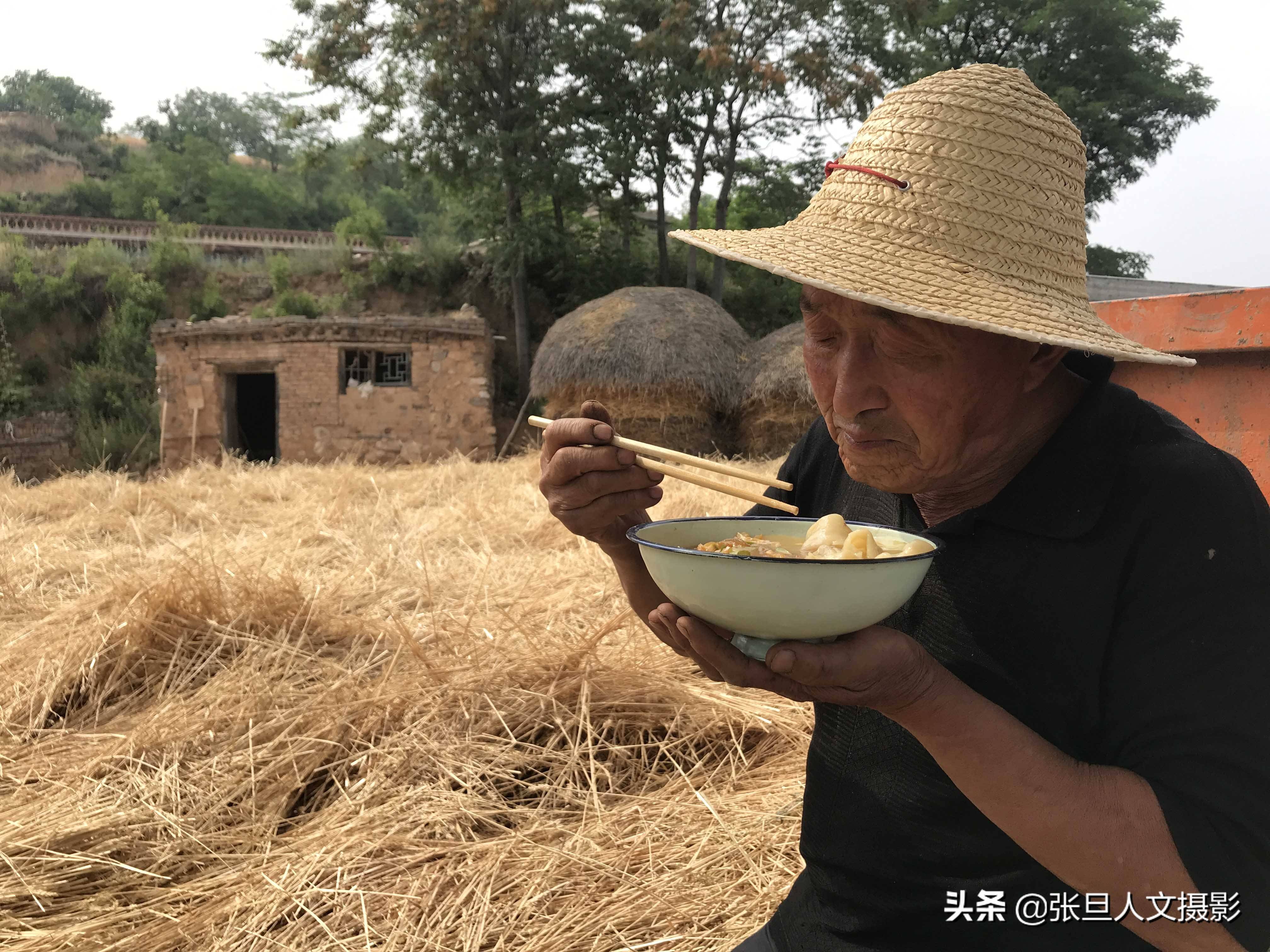 看黄土高原70岁老农收麦子吃的小米饭睡在麦茬上太辛苦了 搜狐大视野 搜狐新闻