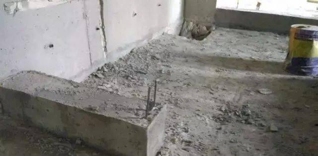 由于止水坎是素混凝土,所插钢筋起不到锚固作用.