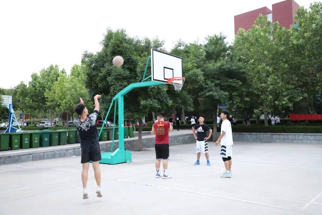 夕阳下的运动者——校园有你真好