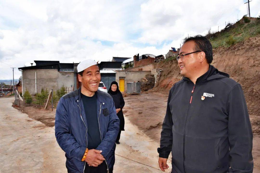 苟海龙说,他从小生活在多民族聚居的卓洛乡,因此深刻懂得民族团结一家