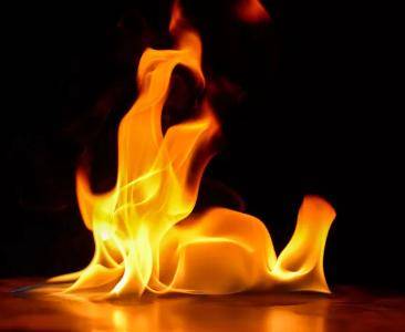 凌晨，正在充电的电动车突然爆炸引发火灾，一