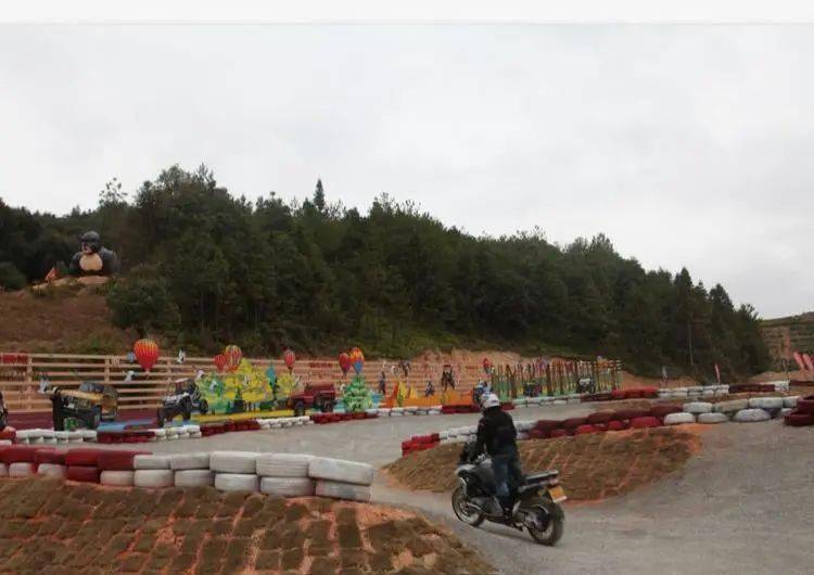 浪驰户外越野公园丛林越野赛道位于安远三百山,赛道崎岖狭窄,惊险