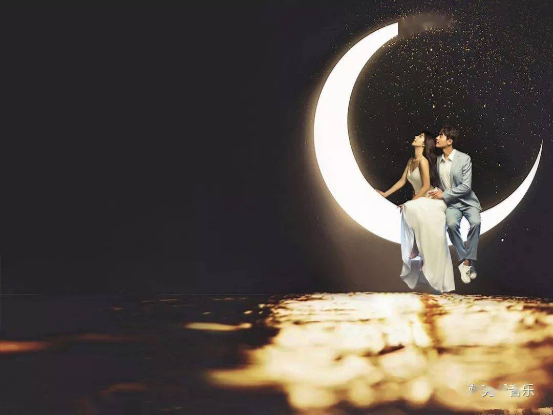 夜色中两人用渴望 原来恋爱现场感觉 不像想的那样主观 月半弯 好浪漫