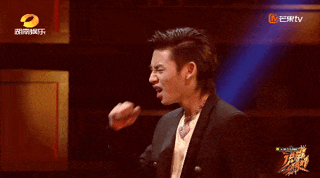 王琳凯看到喜欢的表演整个控制不住,花式皱脸,粉丝:小鬼请注意表情