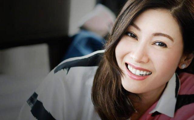 李嘉欣近照曝光，嫁入豪门的亲姐久违露面，两