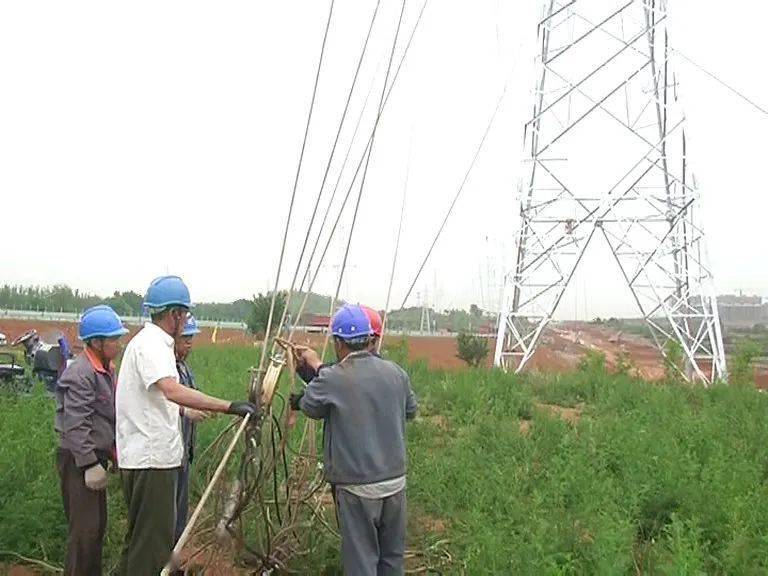 目前,110kv和220kv线路基础和主塔作业已全部完成,正在进行导,地线展