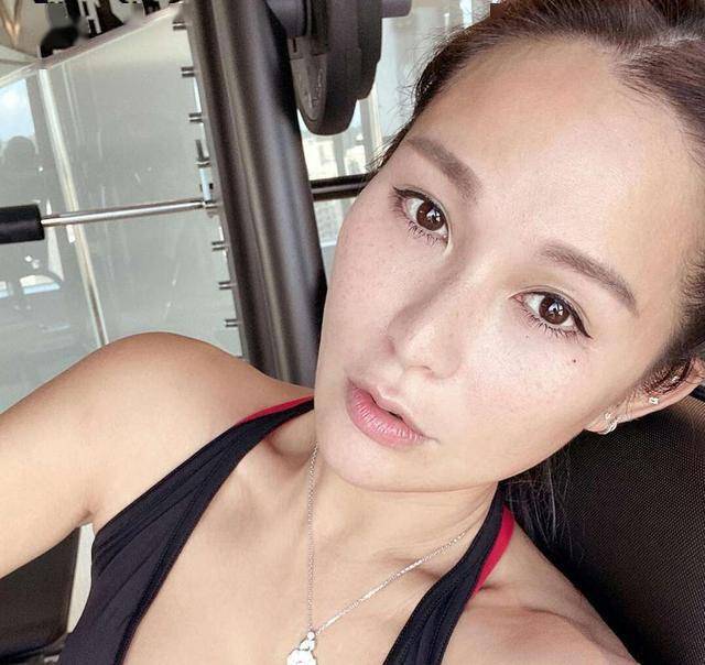 洗米嫂晒与女儿玩耍视频，被调侃欺负小朋友，