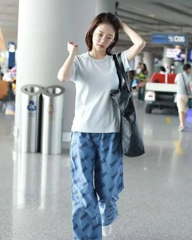 苗苗和郑恺一同现身医院,而且苗苗挺着个大肚子,网友才知晓苗苗怀孕了
