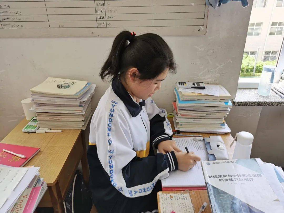 榜样逆境拼搏绽放青春20182019学年度国家奖学金获得者财会60班于卓冉