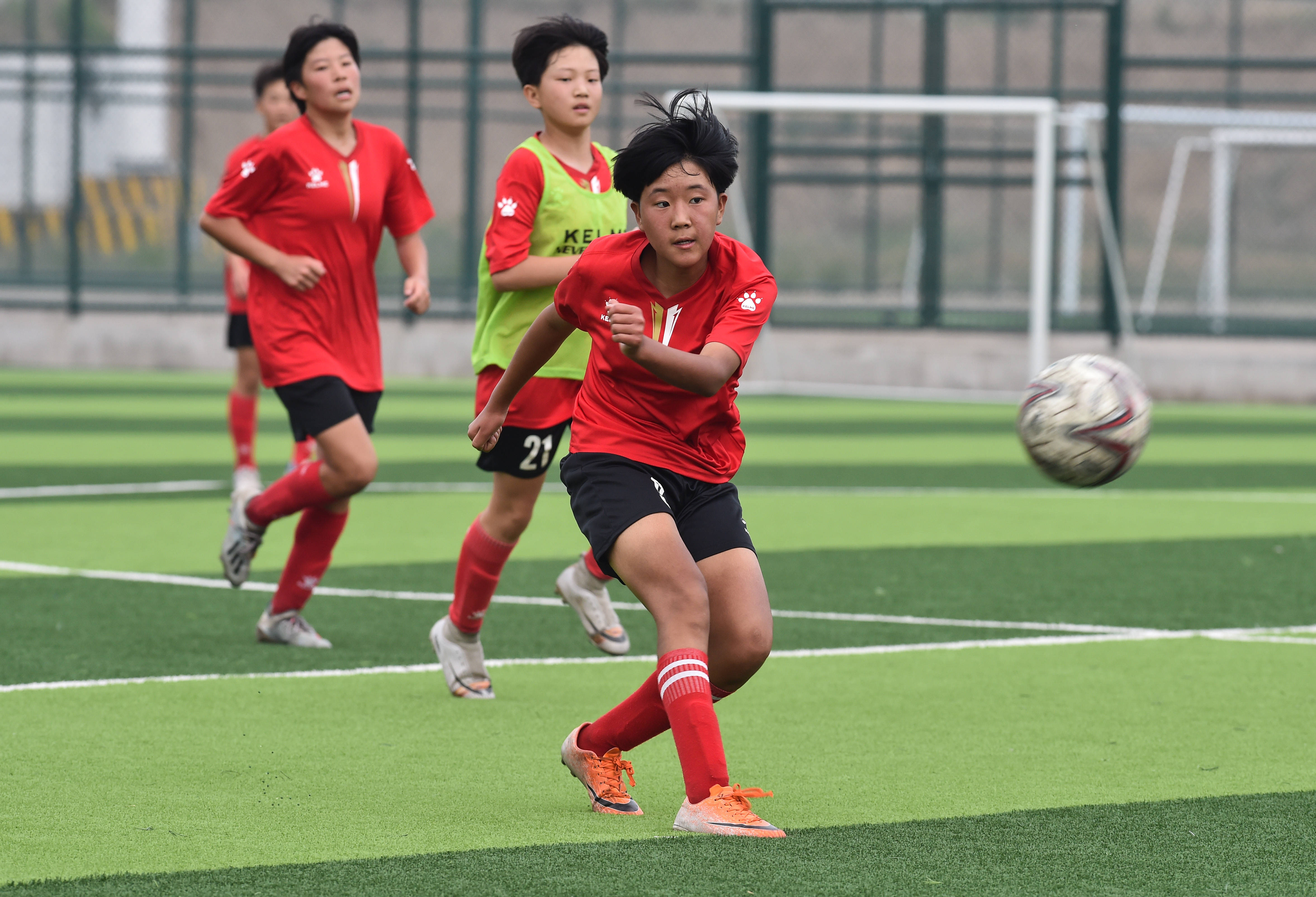 6月19日,在山西省足球训练基地,山西省u13女子足球队队员惠鑫(前)在