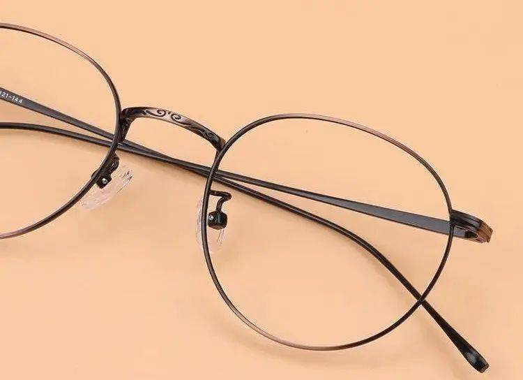 钛合金眼镜架因为钨碳塑钢柔软度好,即使360弯折是不会坏的,这种超高