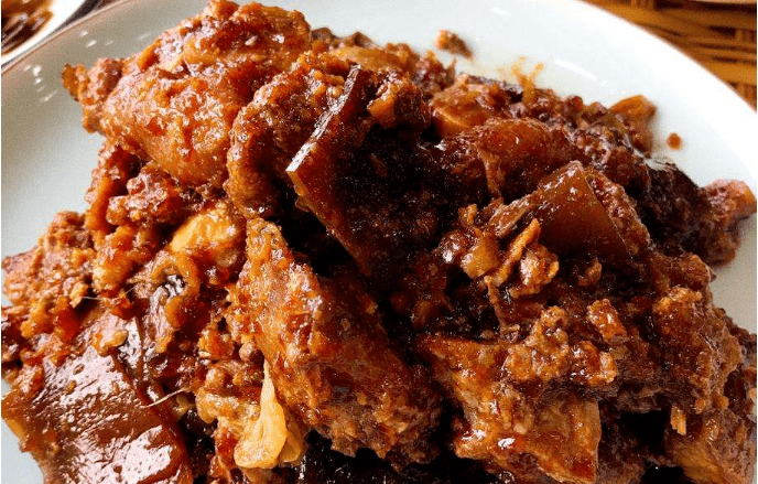 咱这有句老话,叫"穷也酥锅,富也酥锅", 穷人做酥锅无非就是菜多肉少