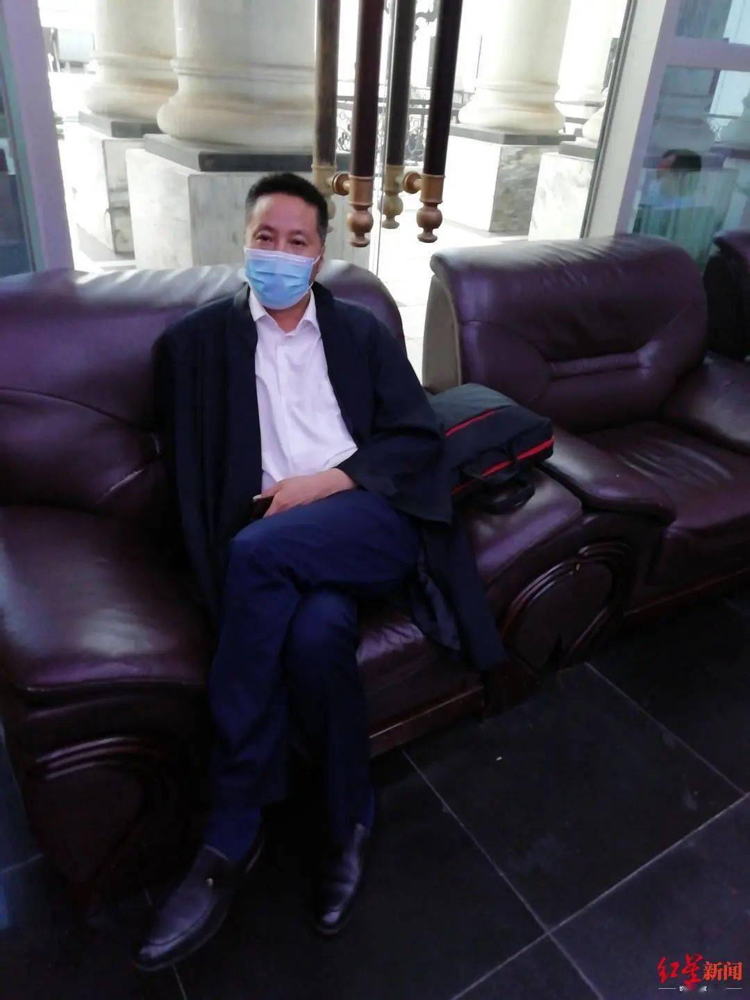 李长青被驱赶出法庭后.受访者供图