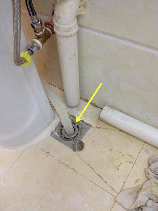 瓦工大意了,洗漱盆下水管装了地漏不能移,以后排水往外溢咋办?