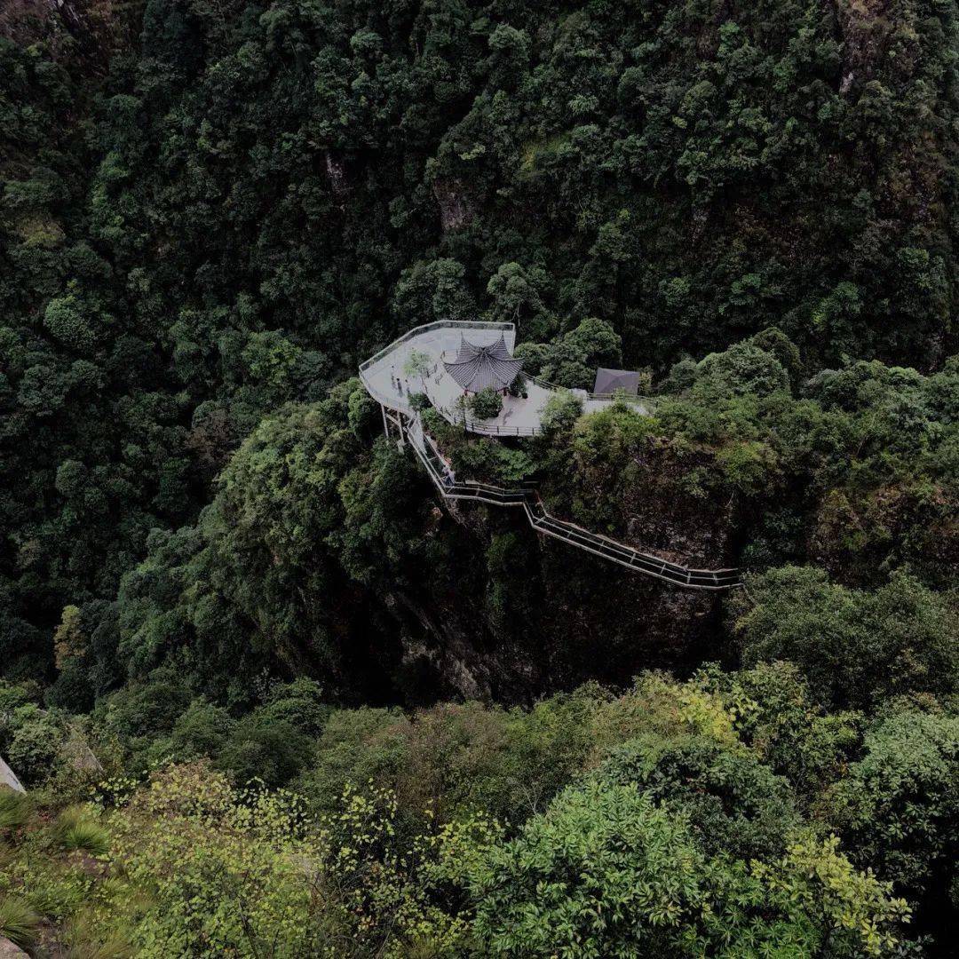 唐风温泉度假村位于 武义壶山省级森林公园内,景色秀丽,环境静逸