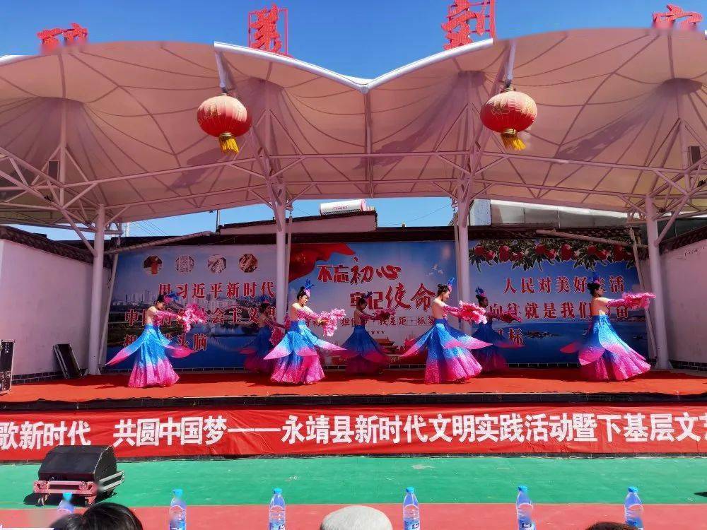 永靖县黄河三峡艺术团,永靖县文化馆,岘塬镇分馆的演员们在刘家村和姬