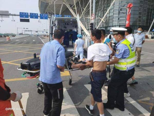 青岛|男子过马路踩空摔倒无法行走 青岛交警及时救助送医