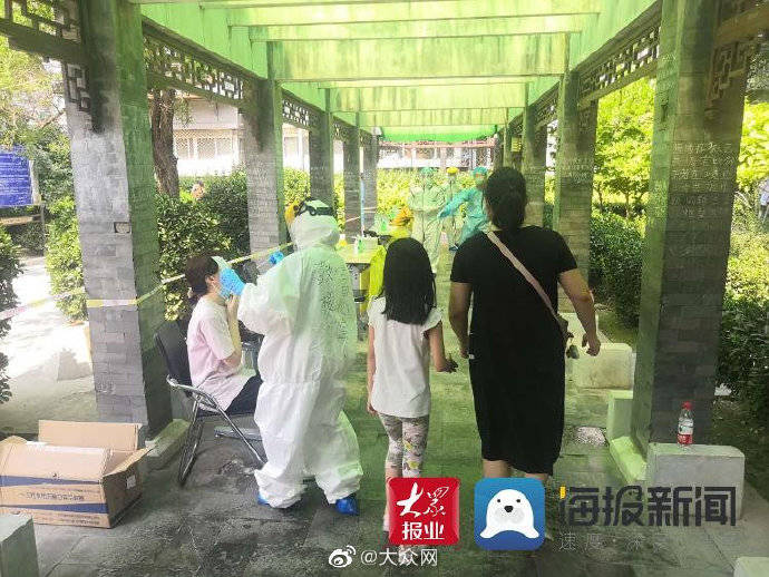核酸|实拍北京东城区核酸检测采样点现场：医生背部全部湿透