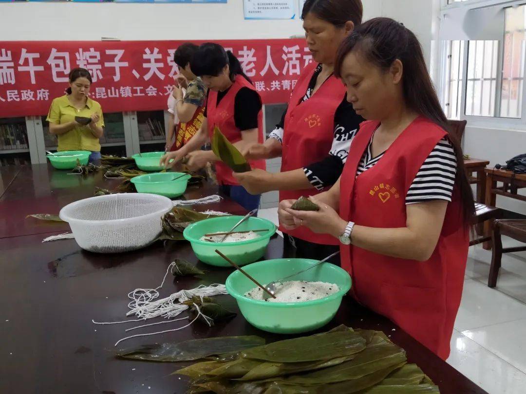 一个小小的粽子代表着端午节的祝福,昆山镇通过"迎端午"包粽子比赛为