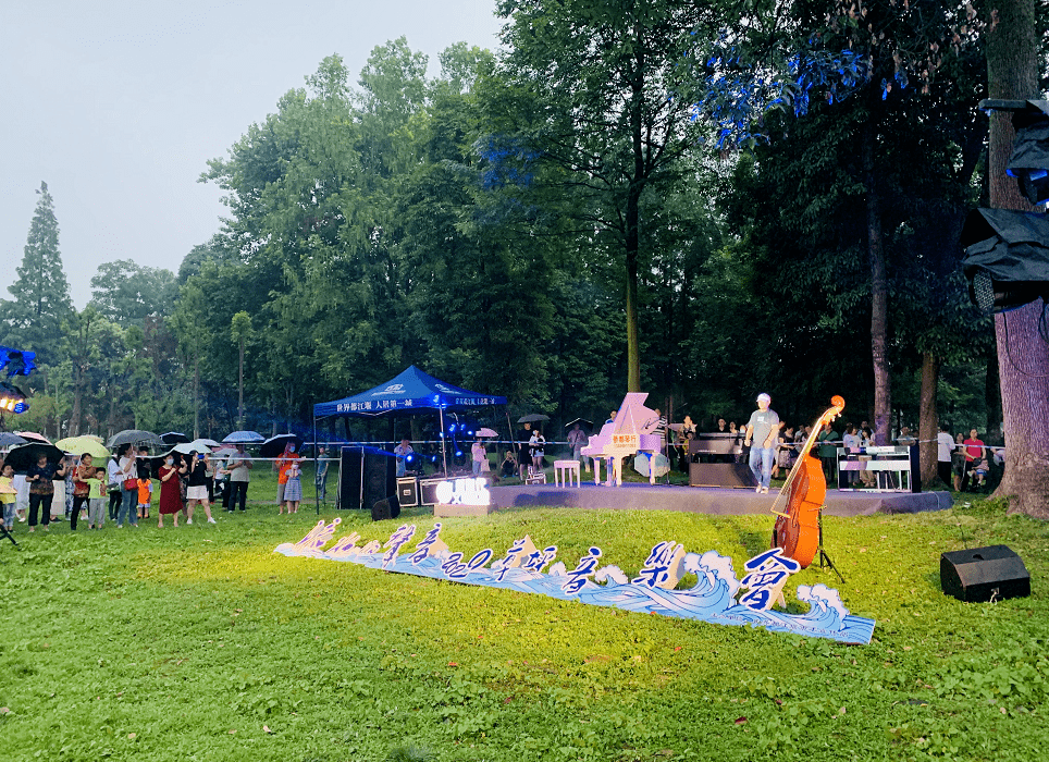 听流水的声音!都江堰这场草坪音乐会好精彩!