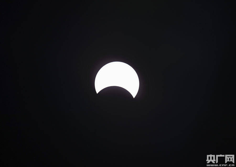 张佳琪|夏至日遇上“金边日食” 北京地区可观测到“日偏食”