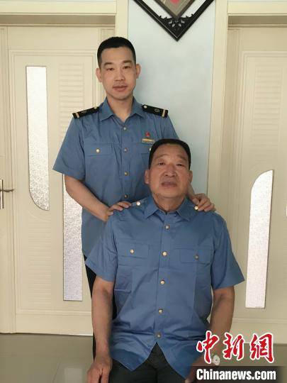 哈尔滨|80后列车长与50后父亲的“亲子装”：长大后我就成了你