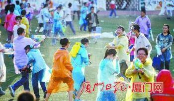 厦门一中|厦门一中千名高三学生玩"水枪大战" 借此释放备考压力