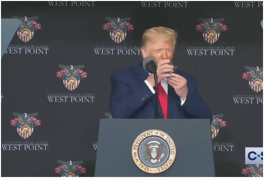 西点军校|戏精附体？为证明自己“没得帕金森”，74岁的特朗普拼了……