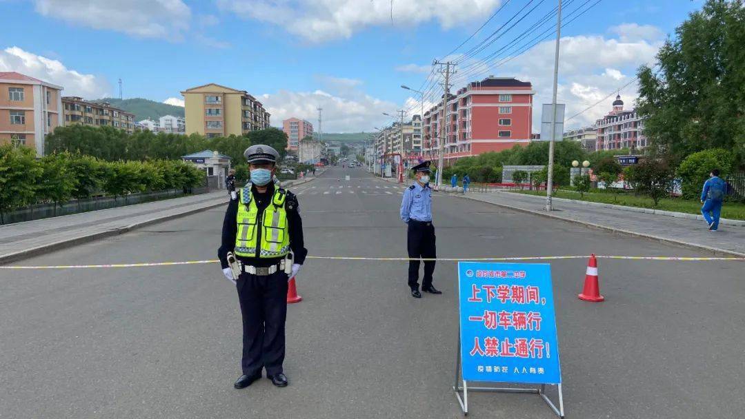 护学岗全力护航学生复学复课