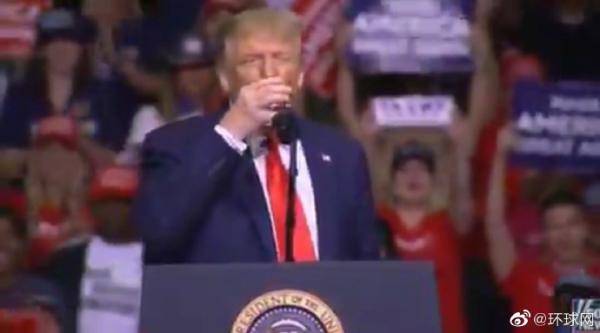 塔尔萨|为证明健康,特朗普刚刚在竞选集会上单手持杯喝水
