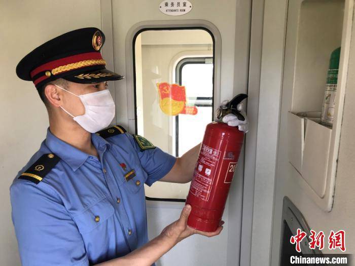 哈尔滨|80后列车长与50后父亲的“亲子装”：长大后我就成了你