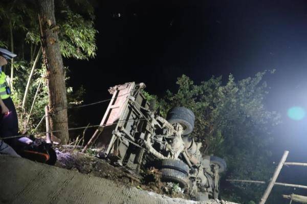 救援|惊险！湖北十堰一货车侧翻悬崖边，消防紧急救援