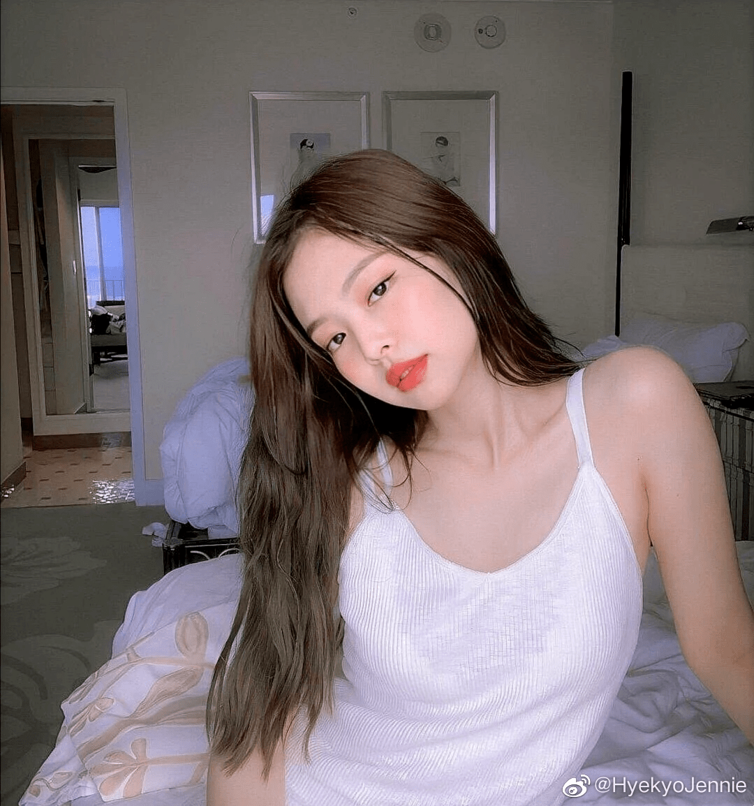 加上表情眼神的演绎,纯情的少女,周身却散发出 诱惑的气息.