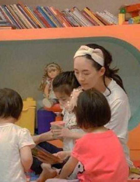 章子怡父亲节晒照，小儿子惊喜出镜，汪峰被三