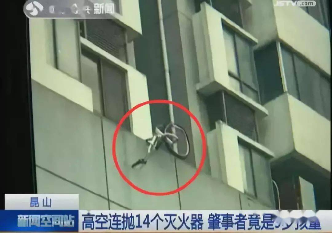 如皋颐园惊现高空坠物!巴掌大的墙砖"从天而降.