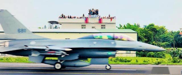 f-16v战斗机飞行员座舱盖表面呈彩色,表明表面有镀膜更换新型发动机