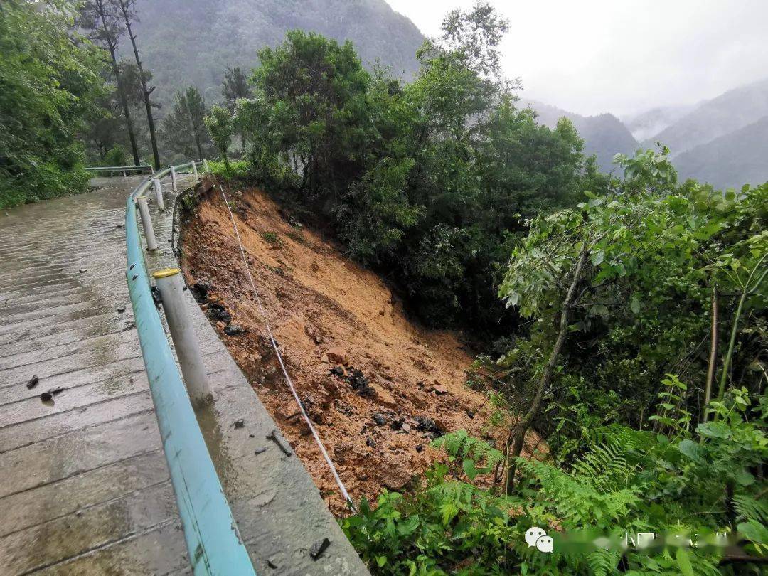 直击暴雨下的都匀城区看海道路被淹山体滑坡幸好还有他们