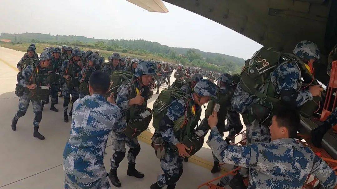 直击演训场鄂中空域空降兵高强度伞降训练