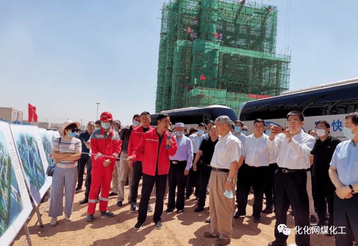 在乙二醇项目现场,宁夏宝利集团董事长党彦平详细汇报