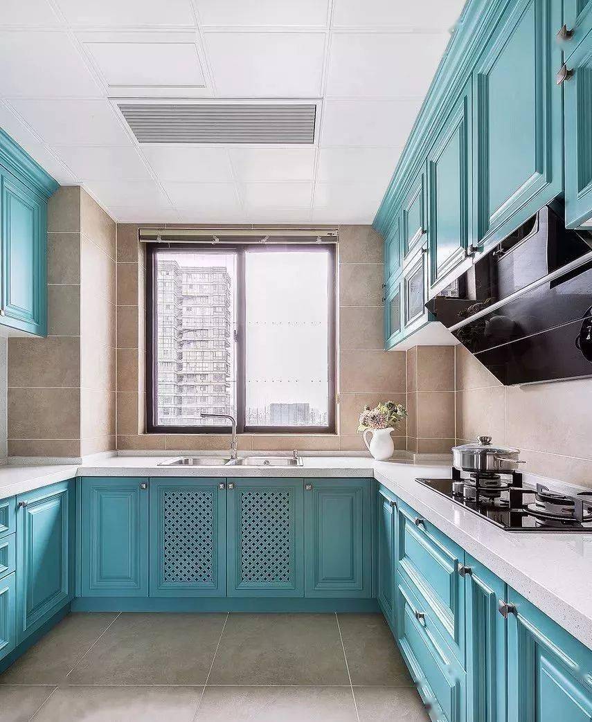 厨房蓝色的橱柜清新浪漫,整体宽敞明亮,让下厨也能轻松愉悦.