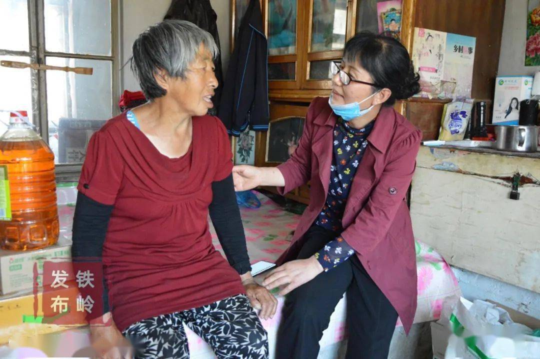 半砬子山村妇女志愿者服务队帮扶村民不含糊
