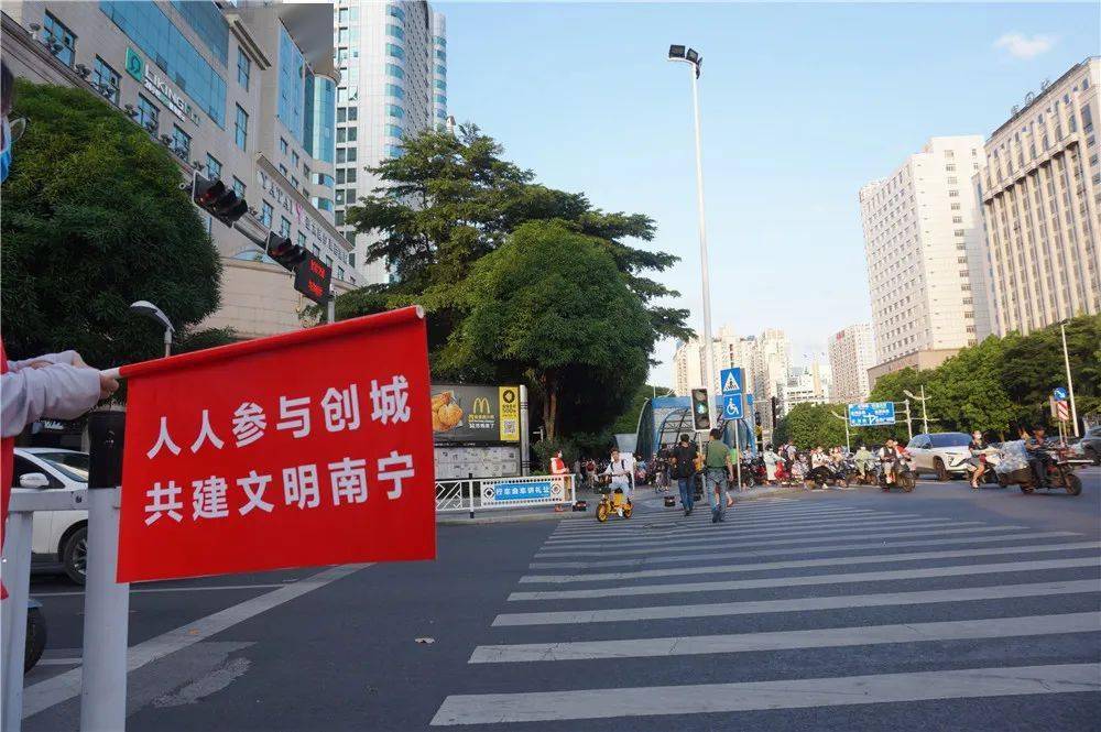 【创建全国文明城市】创城同心同行丨南宁市开展公共文明引导志愿服务