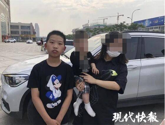 15个月大孩子被锁车内，13岁小学生钻车窗救人
