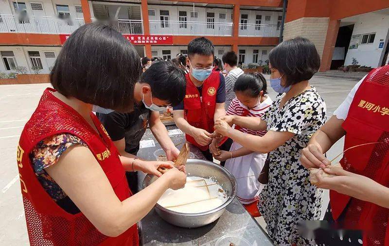 两校师生包粽子