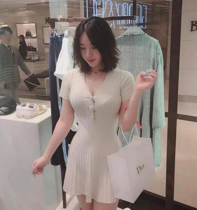 韩国美女努力健身,体重却一直是110斤,身材穿上衣服刚刚好