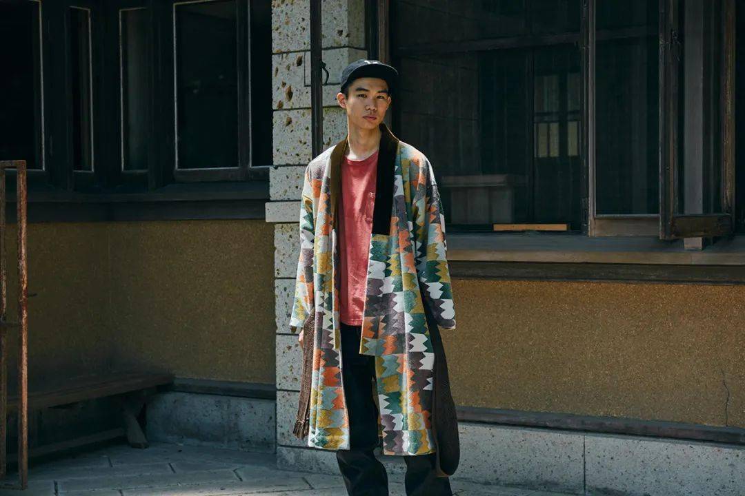 on 拿出了店内几件颇为标志性的 visvim 单品: ▲"道袍"——sanjuro